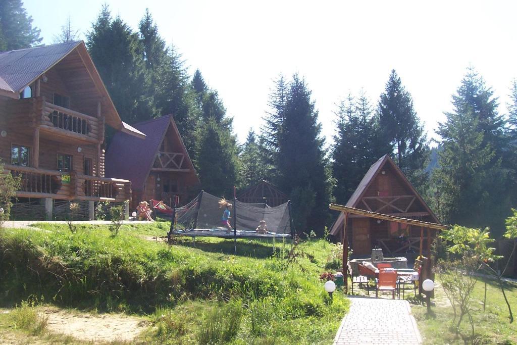 Boykivskiy Dvir Hotel Yasenitsa Zamkova Eksteriør billede